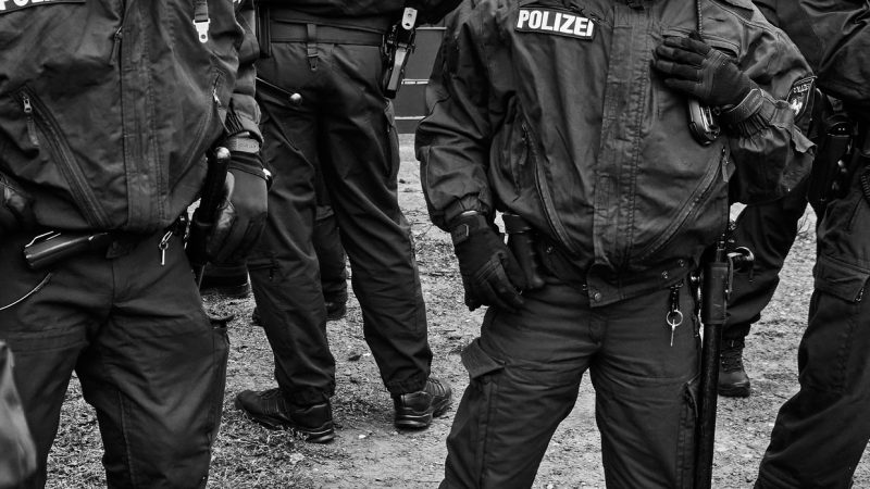 Polizisten bei einem Einsatz Foto: geogif/iStock