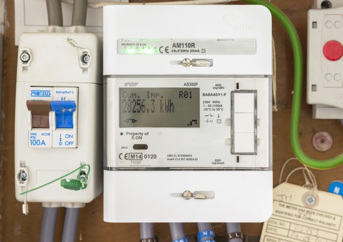 Ein „Intelligenter Stromzähler“ auch „Smart Meter“ genannt in einem Kellerraum. Foto: iStock