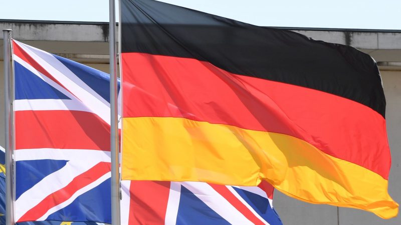 Die britische und die deutsche Flagge wehen vor dem Bundeskanzleramt.
