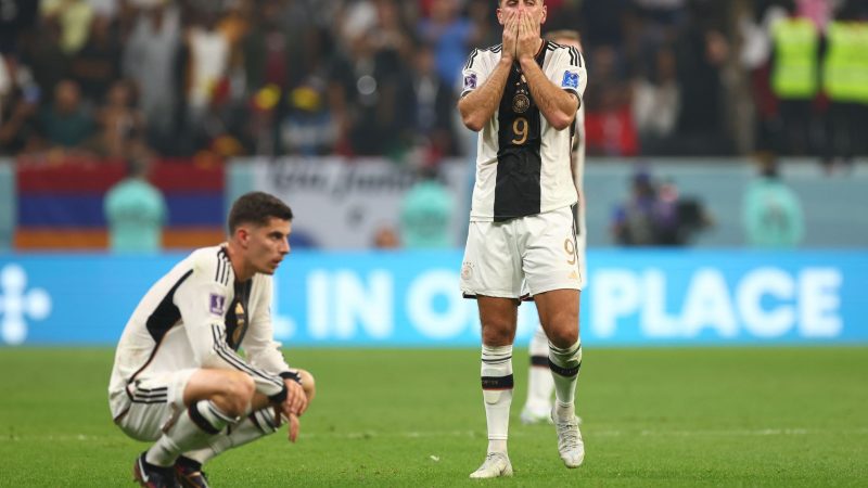 Die deutschen Fußball-Nationalspieler Kai Havertz (l) und Niclas Füllkrug können ihre Enttäuschung nicht verbergen. Die DFB-Elf besiegte zwar - mit Mühe - Costa Rica im letzten WM-Vorrundenspiel, aber weil Japan Spanien schlug, ist Deutschland ausgeschieden.