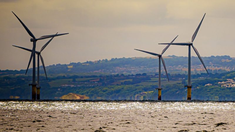 Gwynt y Mor von RWE, der zweitgrößte Offshore-Windpark der Welt, liegt acht Meilen (etwa 13 Kilometer) vor der Küste von Nordwales in der Liverpool Bay.