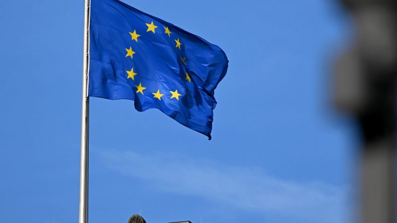 Die Flagge der EU weht auf dem Reichstag im Wind.