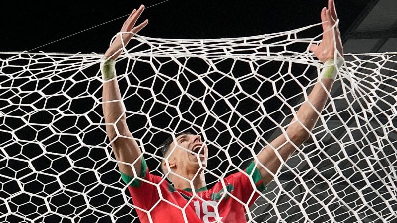 Marokkos Jawad El Yamiq jubelt nach dem Sieg seines Teams gegen Spanien bei der Fußball-WM in Katar. Der Einzug ins Viertelfinale hat das Land in Begeisterung versetzt.