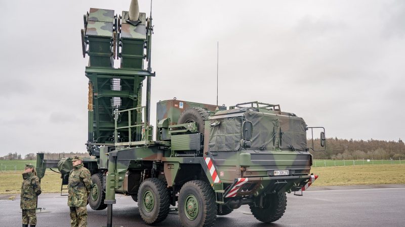 Ein gefechtsbereites Flugabwehrraketensystem der Deutschen Bundeswehr vom Typ „Patriot“.