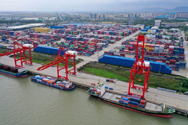 Containerschiffe legen in einem Hafen in Nanjing in der ostchinesischen Provinz Jiangsu an.