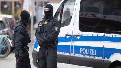 Polizeibeamte während einer Razzia gegen sogenannte «Reichsbürger» in Frankfurt.
