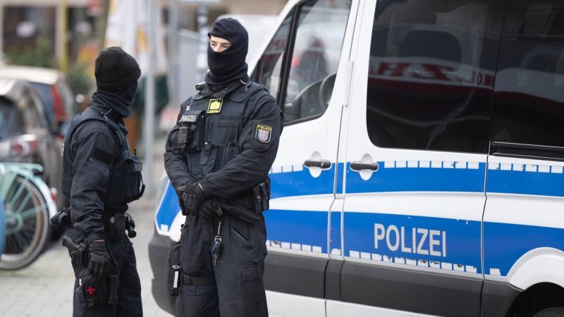 Polizeibeamte während einer Razzia gegen sogenannte «Reichsbürger» in Frankfurt.