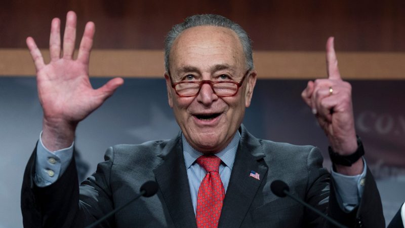 Chuck Schumer, demokratischer Mehrheitsführer im Senat, signalisiert «51», während er zu Reportern spricht. Mit dem Sieg der US-Demokraten bei einer Stichwahl um den letzten offenen Senatssitz hat Ex-Präsident Trump erneut eine empfindliche Niederlage erlitten.