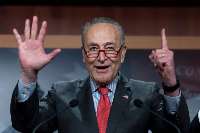 Chuck Schumer, demokratischer Mehrheitsführer im Senat, signalisiert «51», während er zu Reportern spricht. Mit dem Sieg der US-Demokraten bei einer Stichwahl um den letzten offenen Senatssitz hat Ex-Präsident Trump erneut eine empfindliche Niederlage erlitten.