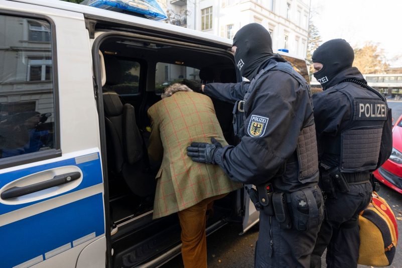 Bei einer Razzia gegen sogenannte «Reichsbürger» in Frankfurt/Main führen vermummte Polizisten Heinrich XIII Prinz Reuß ab.