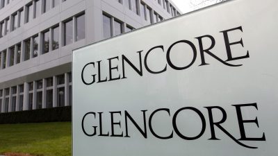 Der Name des Schweizer Konzerns Glencore steht in großen Lettern auf einem Schild vor dem Firmensitz in Baar.