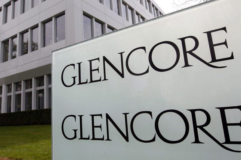 Der Name des Schweizer Konzerns Glencore steht in großen Lettern auf einem Schild vor dem Firmensitz in Baar.