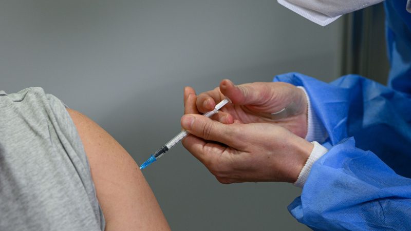 Ein Impfling lässt sich im Impfzentrum mit dem Corona-Impfstoff von Novavax impfen. (zu dpa «Standardimpfungen rückläufig in Sachsen - Plus bei anderen»)