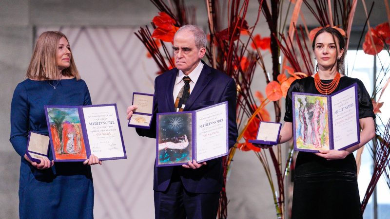 Oleksandra Matvitsuk, Jan Ratshinsky  und Natalja Pintschuk als Vertreterin ihres Mannes nahmen im Oslo den Friedensnobelpreis entgegen.