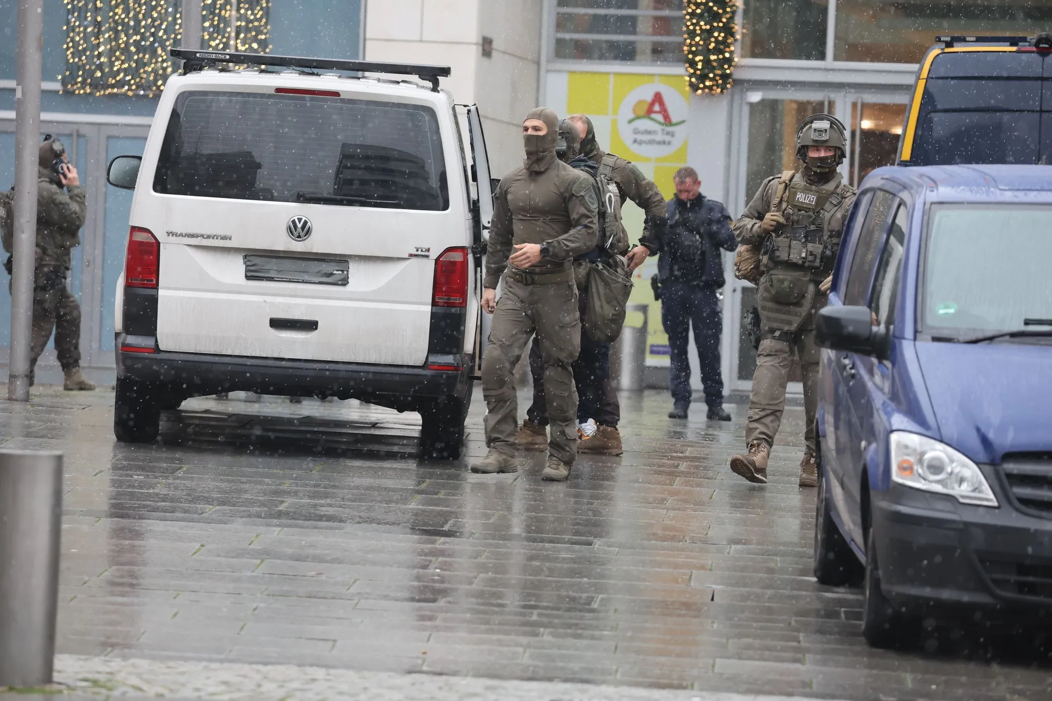 Spezialkräfte der Polizei im&nbsp;Einsatz in der Dresdener Innenstadt.