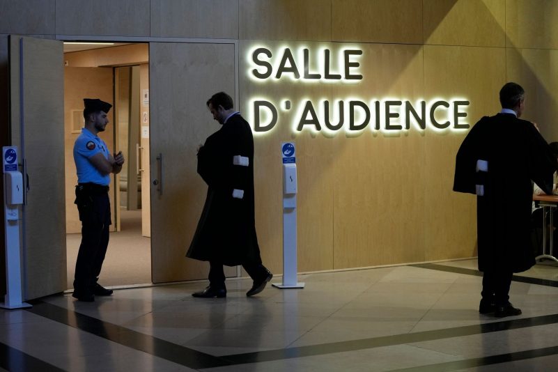 Anwälte betreten in Paris den Sondergerichtssaal des Prozesses um die Anschläge von Nizza.