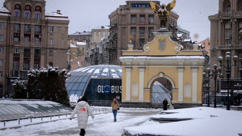Menschen gehen am Montag durch das Stadtzentrum von Kiew. In der ukrainischen Hauptstadt gab es am Mittwochmorgen mehrere Explosionen.