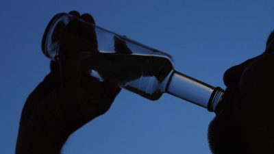 Wirksam gegen Gruppenzwang? Drogenbeauftragter will Alkoholwerbung verbieten