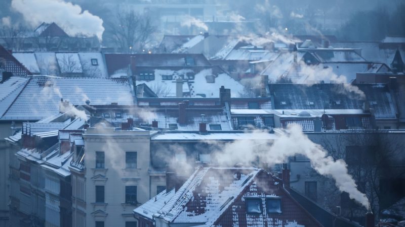 Qualm und Dampf steigt aus zahllosen Schornsteinen an einem kalten Wintermorgen in der Leipziger Südvorstadt auf. Auch in Sachsen sind die Temperaturen in der Nacht eisig kalt gewesen.