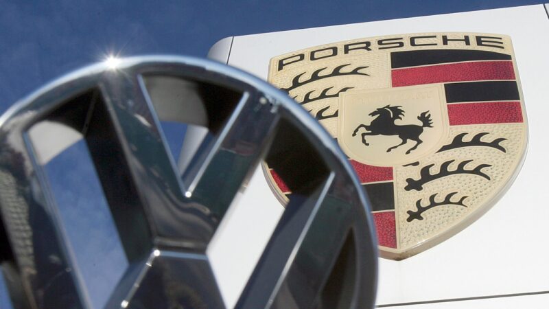 Die Logos von VW und Porsche vor dem Porsche Center in Stuttgart-Zuffenhausen.