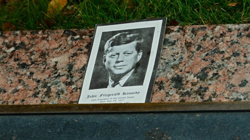 Ein Foto von John F. Kennedy liegt neben der Gedenktafel auf der Dealey Plaza in Dallas, dem Platz, wo am 22. November 1963 das Attentat auf den damaligen US-Präsident geschah.