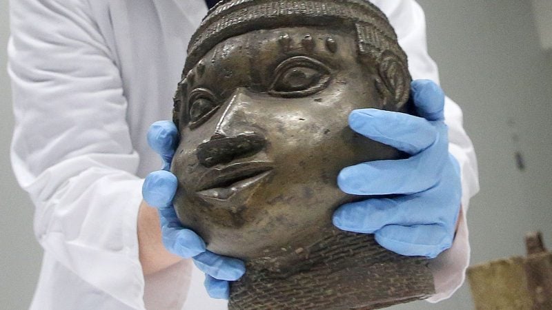 Eine Mitarbeiterin verpackt eine der Benin-Bronzen, die im Ethnologischen Museum Dahlem in Berlin für die Rückgabe nach Nigeria zusammengestellt wurden. Über 1100 Objekte, die größtenteils aus britischen Plünderungen im Jahr 1897 stammen, befinden sich in rund 20 deutschen Museen - die ersten werden nun zurückgegeben.