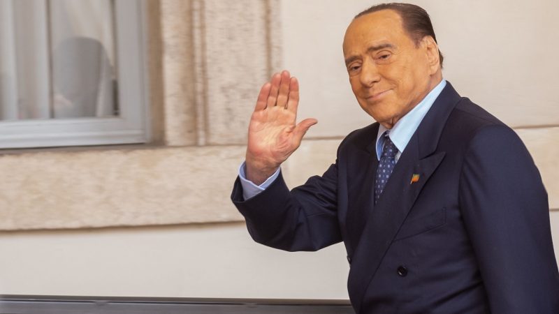 Silvio Berlusconi winkt am Präsidentenpalast Quirinale in Rom.