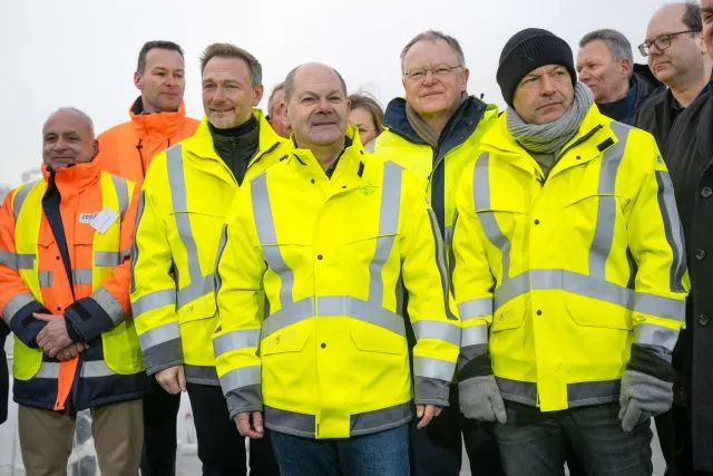 Christian Lindner, Olaf Scholz, Stephan Weil und Robert Habeck besuchen das Spezialschiff «Höegh Esperanza» während der Eröffnung des LNG-Terminals in Wilhelmshaven.