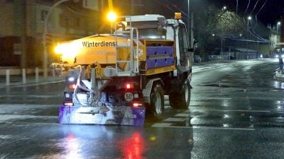 Ein Streufahrzeug ist bei Glatteis in Solingen unterwegs. In weiten Teilen Deutschlands warnt der DWD heute vor einer gefährlichen Wetterlage.