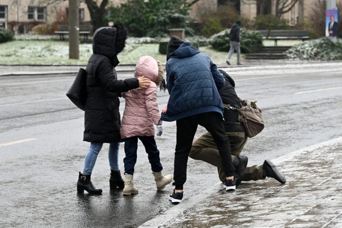 Gefährliches Glatteis sucht zum Start in die Vorweihnachtswoche weite Teile Deutschlands heim. Auch dieser Mann ist vom Gehweg auf die Straße gestürzt.