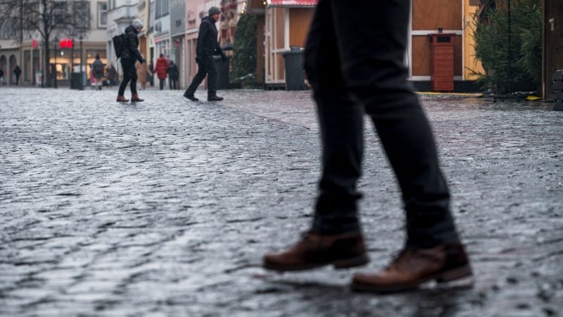 Das vereiste Kopfsteinpflaster auf dem Coburger Marktplatz macht es den Fußgängern schwer.