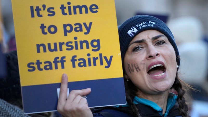 Großbritannien wird im Dezember von einer Streikwelle erschüttert. Kaum ein Tag vergeht ohne einen Protest einer gewissen Branche. In London legen heute beispielsweise Beschäftigte und Pflegekräfte des Gesundheitsdienstes NHS die Arbeit nieder und fordern eine deutliche Lohnerhöhung.