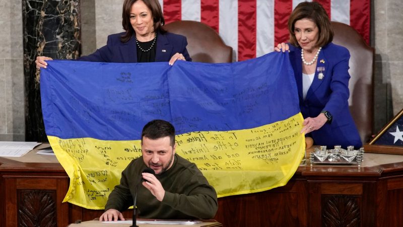 Selenskyj überreichte dem Kongress eine ukrainische Flagge, die von den Frontsoldaten in Bachmut signiert wurde.