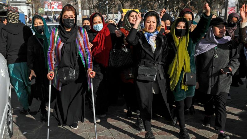 Afghanische Frauen demonstrieren gegen das kürzlich verhängte Universitätsverbot.