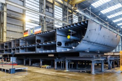 Flugzeuge, Schiffe und Züge: Einige Großaufträge erhöhen Auftragseingang der Industrie