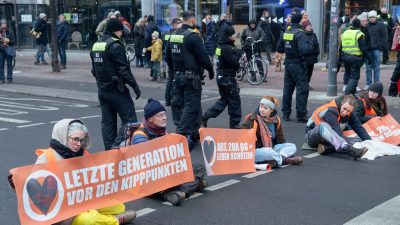 Seit Mitte Januar protestiert die Gruppe Letzte Generation immer wieder in Berlin und anderen Städten, um die Dringlichkeit des Themas Klimaschutz ins öffentliche Bewusstsein zu rücken.