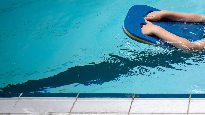 Die DLRG warnt mit Blick auf Schwimmanfänger davor, in der Energiekrise die Temperatur in Schwimmbädern zu stark zu senken.