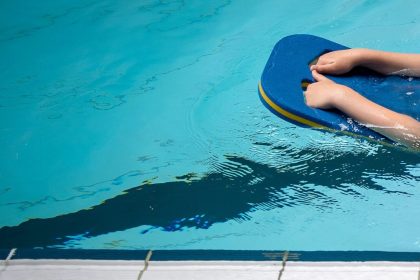 Zwei Jahre, drei Jahre warten, um Schwimmen-lernen zu dürfen