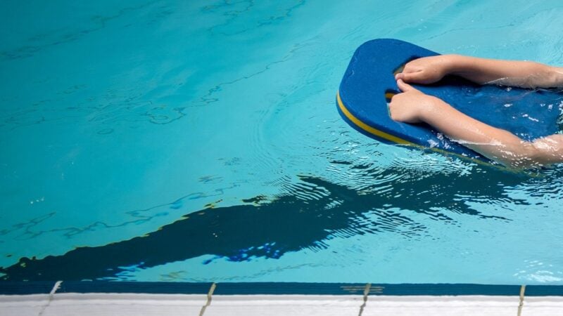 Die DLRG warnt mit Blick auf Schwimmanfänger davor, in der Energiekrise die Temperatur in Schwimmbädern zu stark zu senken.