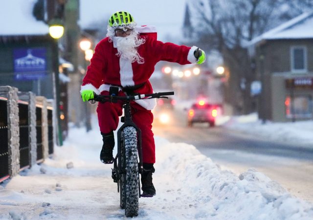 Ein Weihnachtsmann fährt lieber Fahrrad als Schlitten. Im Osten Kanadas hat ein Schneesturm den Menschen winterliche Weihnachten beschert.