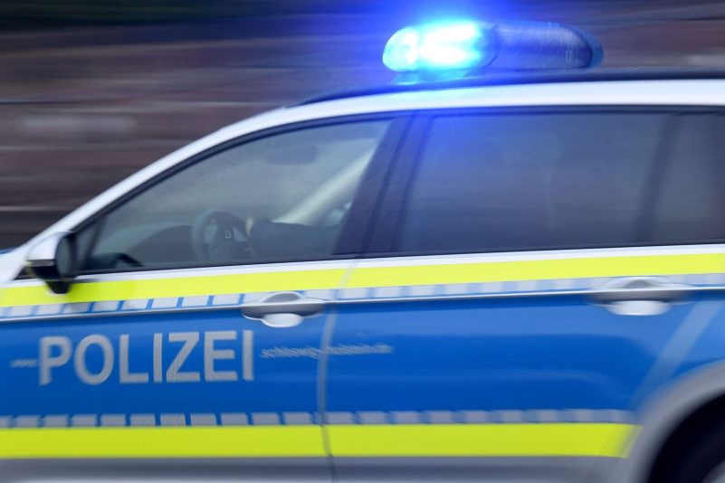Ein Streifenwagen fährt mit eingeschaltetem Blaulicht.