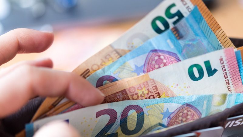 Im kommenden Jahr steigt unter anderem das Kindergeld auf einheitlich 250 Euro pro Monat und Kind.