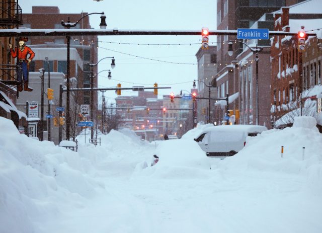 Der Schnee des Schneesturms vom Wochenende bedeckt die Innenstadt Buffalos. Die Zahl der Todesopfer in der vom Wintersturm «Elliot» hart getroffenen US-Stadt Buffalo ist auf 25 gestiegen.