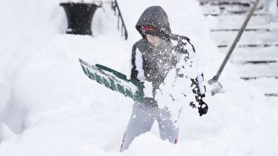 Ein Wintersturm ist durch den Westen des US-Bundesstaats New York gezogen. Für viele Menschen bedeutet die Kältewelle: irgendwie einen Weg um das Haus frei bekommen. Auch Angelo Milioto (13) aus Buffalo ist damit beschäftigt.