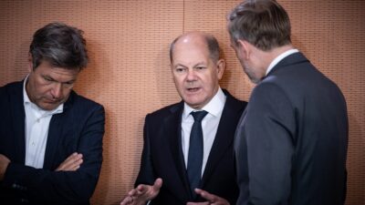 Kanzler Olaf Scholz (M) spricht mit Finanzminister Christian Lindner (r) und Wirtschaftsminister Robert Habeck.