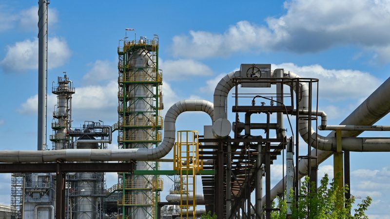 Größte Ölraffinerie Deutschlands reduziert Auslieferung von Benzin und Heizöl