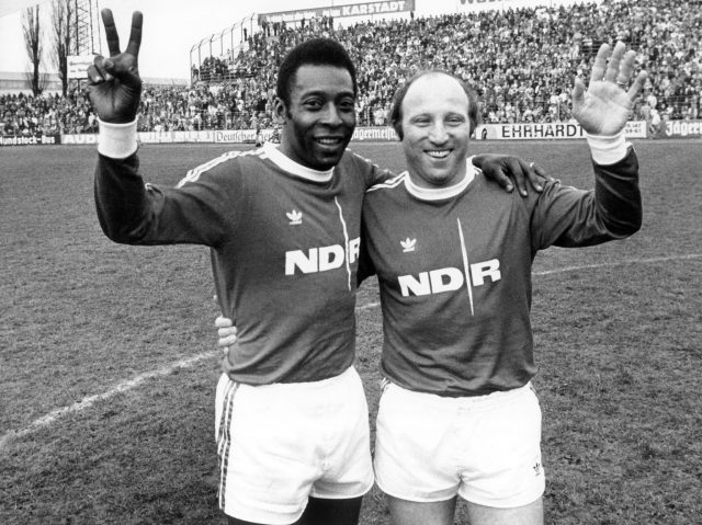 Legenden unter sich: Pelé und Uwe Seeler bei einem Benefizspiel im Eintrachtstadion in Braunschweig.