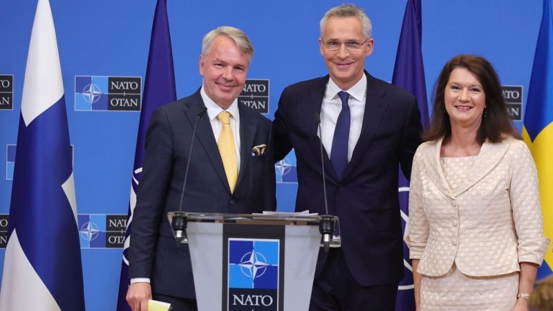 Finnlands Außenminister Pekka Haavisto (l), Schwedens Außenministerin Ann Linde und NATO-Generalsekretär Jens Stoltenberg nehmen an einer Pressekonferenz nach der Unterzeichnung der NATO-Beitrittsprotokolle für Finnland und Schweden teil.