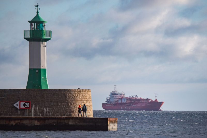 Der LNG-Shuttle-Tanker «Coral Favia» liegt vor der Hafenstadt Sassnitz vor Anker. Laut dem Investor Deutsche Regas wird das dritte Schiff erst Anlaufen, wenn eine Inbetriebnahme in Aussicht steht. Dies wird erst für Anfang 2023 erwartet.