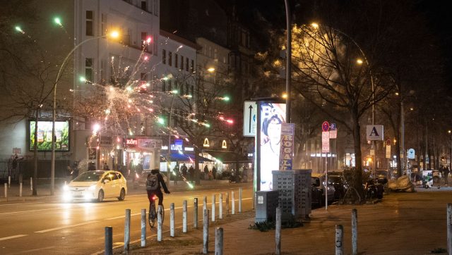 In Berlin haben Jugendliche vor Silvester zahlreiche Raketen in den Nachthimmel geschossen.